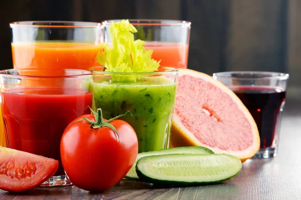 Glazen met verse organische fruit en vruchtensappen — Stockfoto