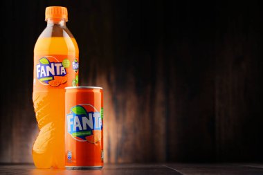 Plastik şişe ve kutu gazlı alkolsüz içecek Fanta