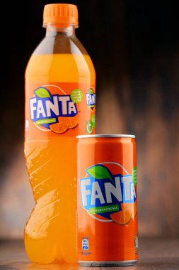 Plastik şişe ve kutu gazlı alkolsüz içecek Fanta