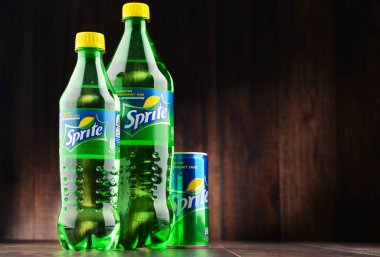 İki şişe ve yumuşak kutu Sprite içer