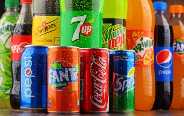 Çeşitli küresel alkolsüz içecekler şişe