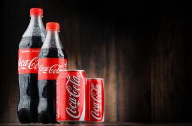 Şişe ve gazlı alkolsüz içecek Coca Cola kutu