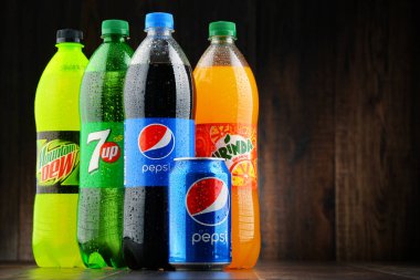 Çeşitli Pepsico alkolsüz içecekler şişe