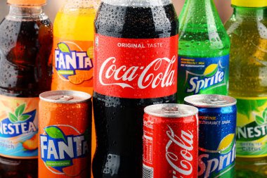 Çeşitli Coca Cola şirket alkolsüz içecekler şişe