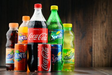 Çeşitli Coca Cola şirket alkolsüz içecekler şişe