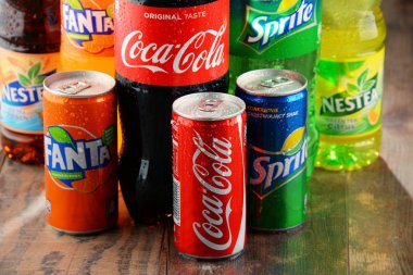 Çeşitli Coca Cola şirket alkolsüz içecekler şişe
