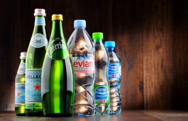 Çeşitli küresel maden suyu markalar şişe