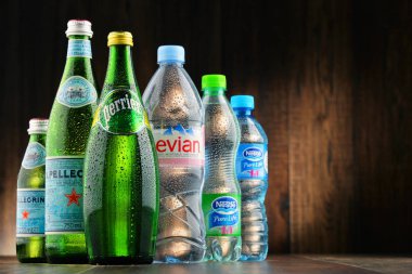 Çeşitli küresel maden suyu markalar şişe