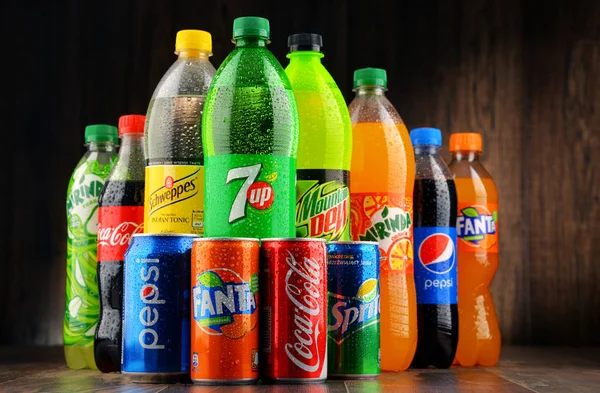 Flessen van diverse wereldwijde alcoholvrije frisdranken — Stockfoto