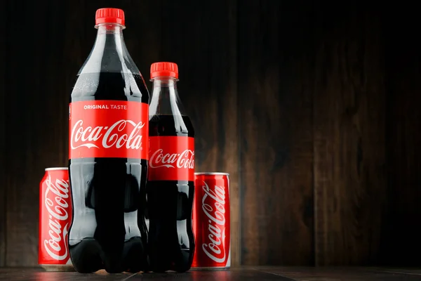 Бутылка и банка газированного безалкогольного напитка Coca Cola — стоковое фото