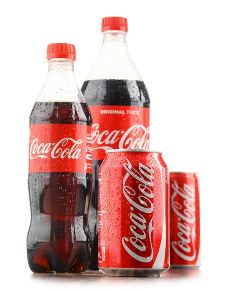 Fles en koolzuurhoudende frisdrank Coca Cola blikje — Stockfoto