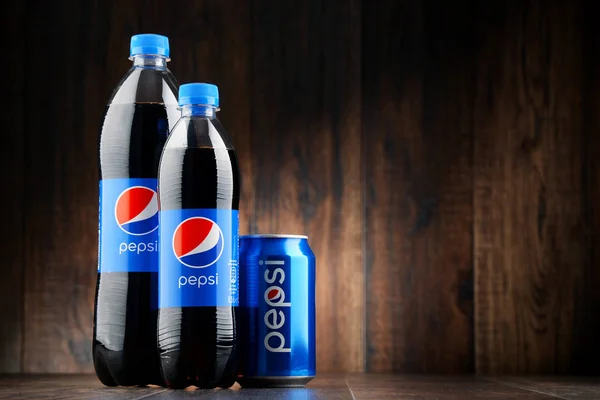 Бутылка и банка газированного безалкогольного напитка Pepsi — стоковое фото