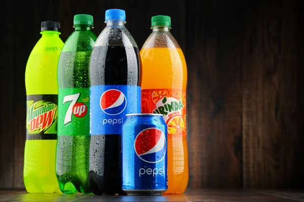 Бутылки различных прохладительных напитков Pepsico — стоковое фото