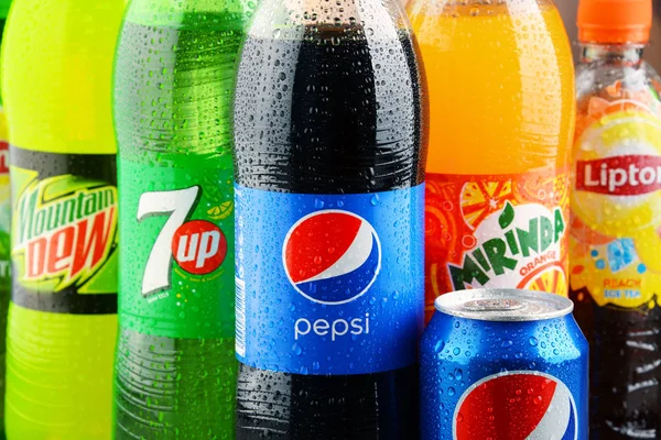 Flaschen mit verschiedenen Pepsico-Limonaden — Stockfoto