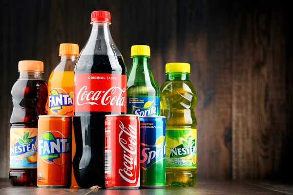 Lahve různé nealkoholické nápoje Coca Cola Company — Stock fotografie
