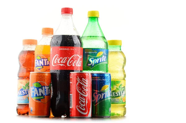 Бутылки различных безалкогольных напитков Coca Cola Company — стоковое фото