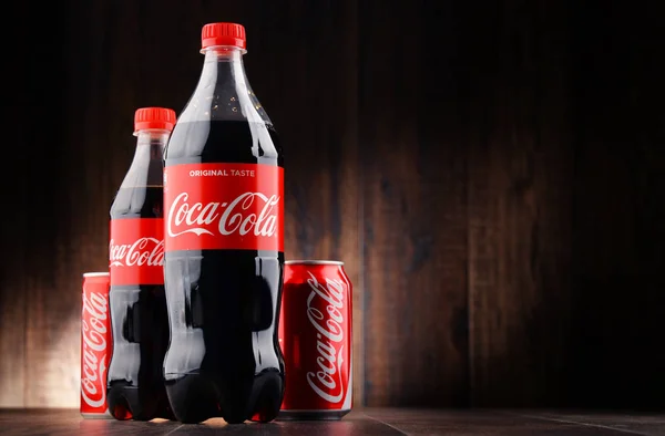 Bottle and can of carbonated soft drink Coca Cola — Stock Photo, Image