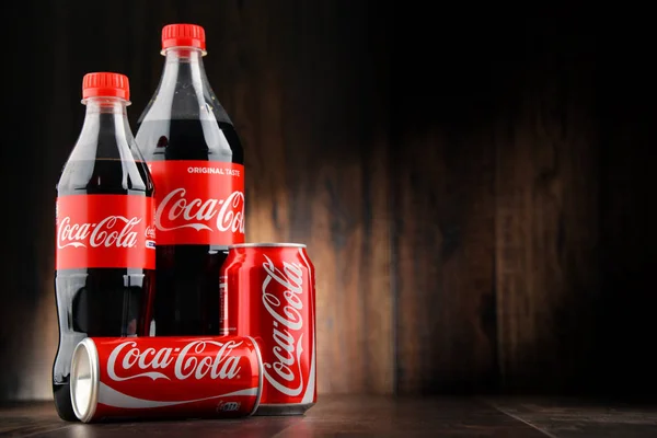 Бутылка и банка газированного безалкогольного напитка Coca Cola — стоковое фото