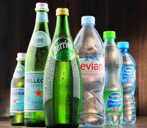 Flaskor av blandade globala mineralvatten varumärken — Stockfoto