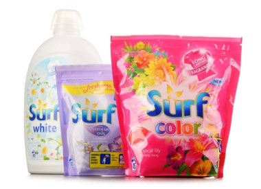 Çamaşır deterjan ürünleri üzerinde beyaz izole sörf