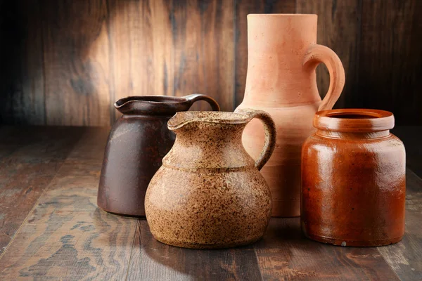 Komposition mit alten Keramiken. Küchengeschirr — Stockfoto