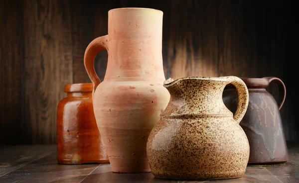 Složení s staré keramiky. Kuchyňské nádobí — Stock fotografie
