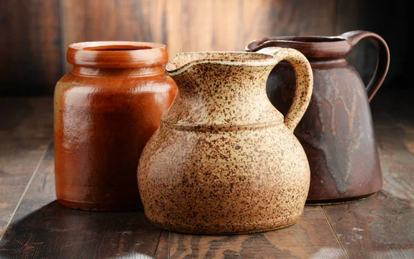 Composição com cerâmica velha. Cozinha pratos — Fotografia de Stock