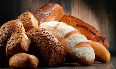 Ahşap masada çeşitli pişirme ürünleri içeren kompozisyon