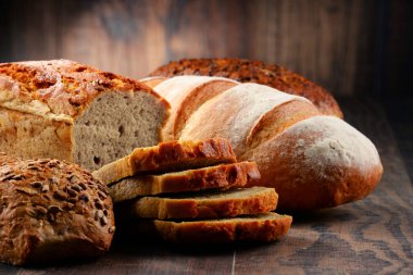 Ahşap masada çeşitli pişirme ürünleri içeren kompozisyon