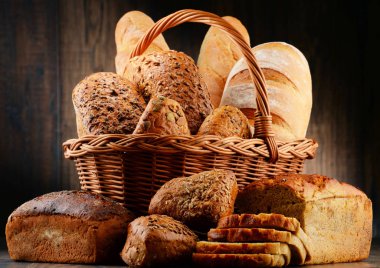 Ahşap masada çeşitli pişirme ürünleri içeren kompozisyon