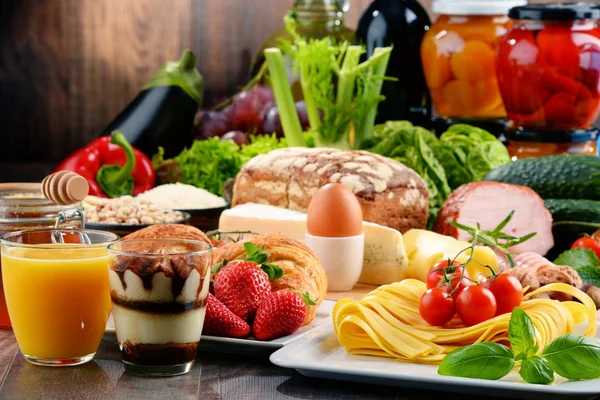 Composição com variedade de produtos alimentares orgânicos — Fotografia de Stock