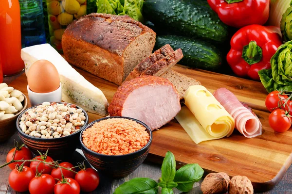 Composición con variedad de productos alimenticios ecológicos — Foto de Stock