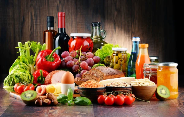 Склад з різноманітністю органічних продуктів харчування — стокове фото