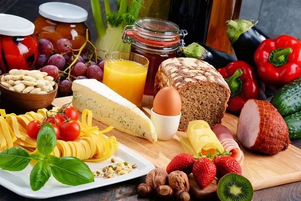 Composición con variedad de productos alimenticios ecológicos — Foto de Stock