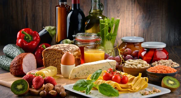 Composizione con varietà di prodotti alimentari biologici — Foto Stock