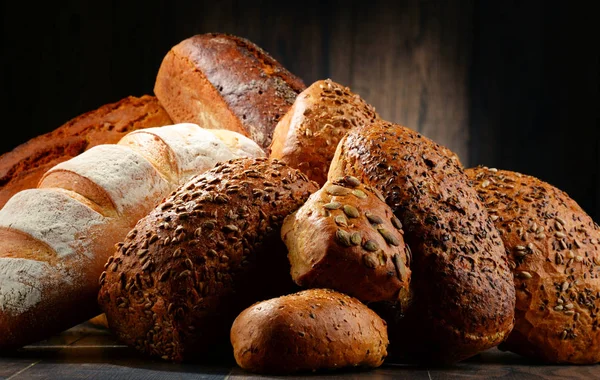 Samenstelling met diverse bakproducten op houten tafel — Stockfoto