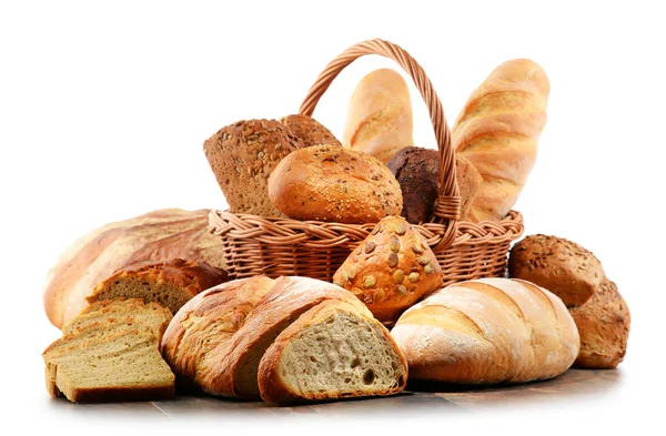 Panier en osier avec assortiment de produits de boulangerie isolés sur blanc — Photo