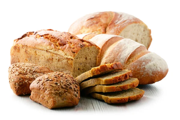 Composition avec des produits de boulangerie variés isolés sur du blanc — Photo