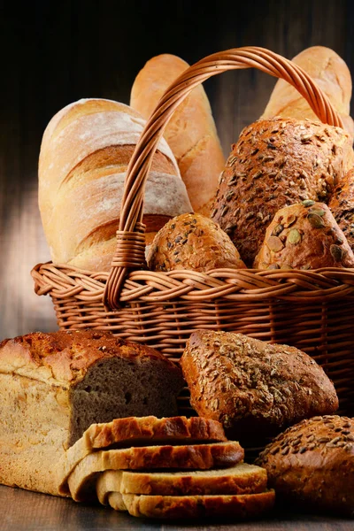 Composição com variedade de produtos de panificação em mesa de madeira — Fotografia de Stock