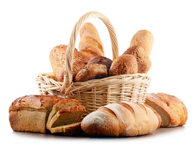 Hasır sepet beyaz izole çeşitli pişirme ürünleri ile