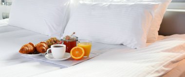 Otel odasında, yatakta kahvaltı..