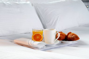 Otel odasında, yatakta kahvaltı..