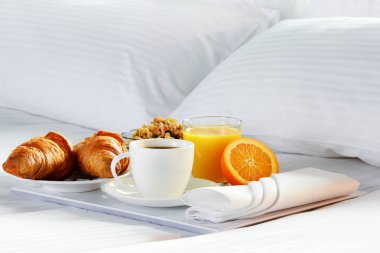 Otel odasında, yatakta kahvaltı..
