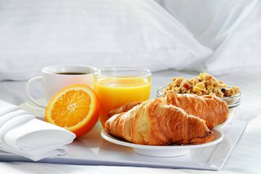 Otel odasında, yatakta kahvaltı..