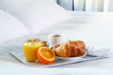 Otel odasında, yatakta kahvaltı..
