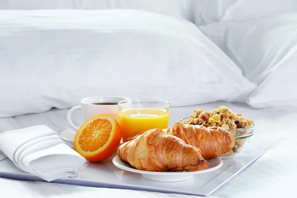Pequeno-almoço na cama no quarto de hotel . — Fotografia de Stock
