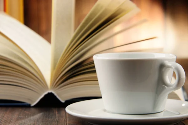 Composizione con libri e tazzina di caffè — Foto Stock