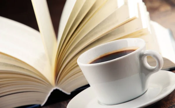 Composição com livros e xícara de café — Fotografia de Stock