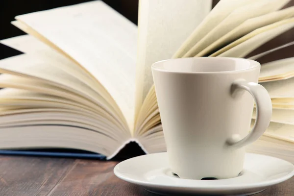 Composition avec livres et tasse de café — Photo