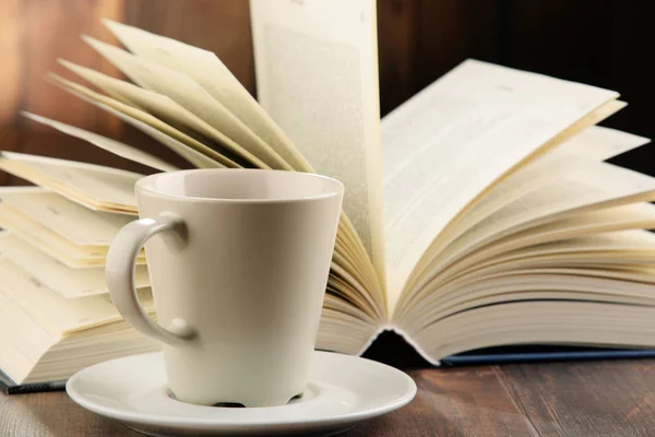 Composição com livros e xícara de café — Fotografia de Stock